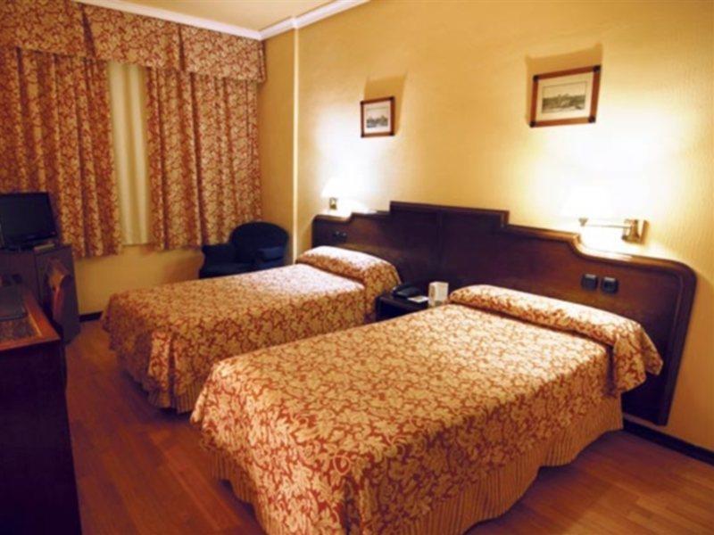 Hotel Alcantara Caces エクステリア 写真